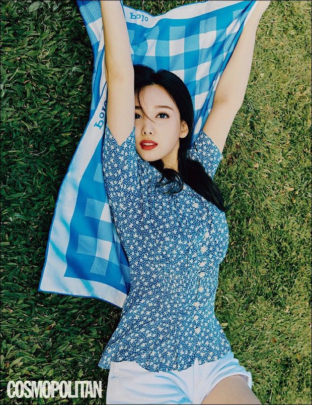 Đến lúc TWICE bỏ được mác mặc đồ hiệu như đồ chợ, tất cả là nhờ bộ ảnh lột xác 180 độ sexy của chị cả Nayeon - Ảnh 12. Đến lúc TWICE bỏ được mác mặc đồ hiệu như đồ chợ, tất cả là nhờ bộ ảnh lột xác 180 độ sexy của chị cả Nayeon - Ảnh 12.