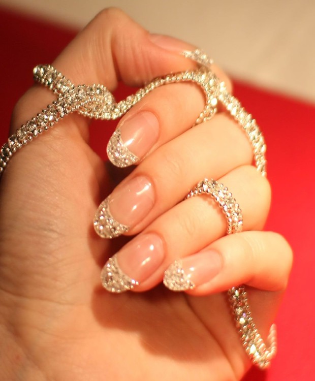 Giới siêu giàu làm nail cũng phải khác: Đính hẳn kim cương, ruby, có bộ lên tới 1 tỷ - Ảnh 3.