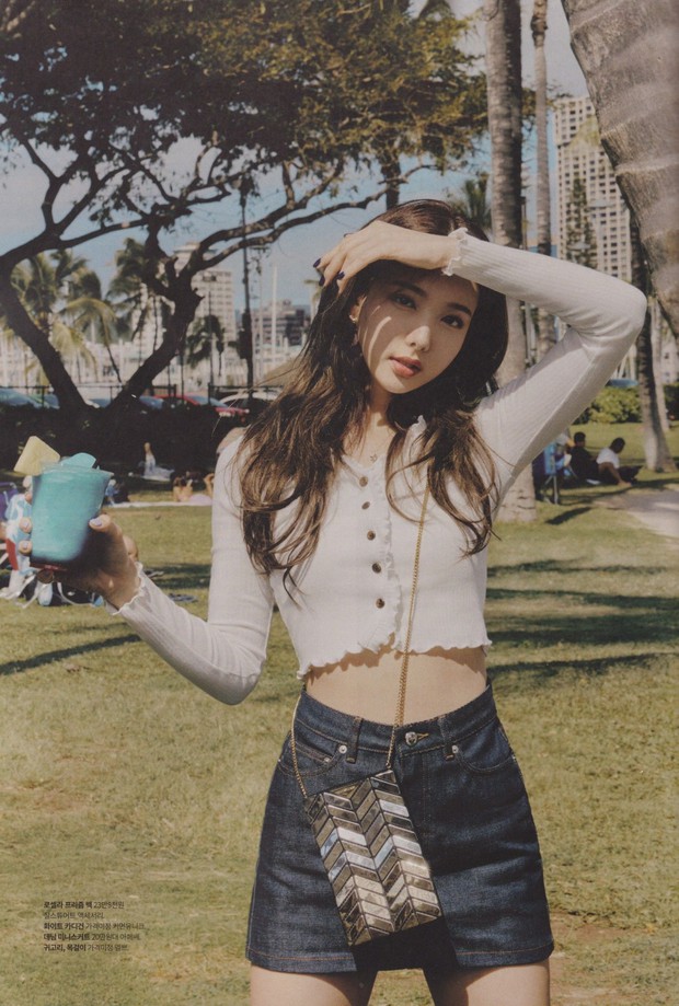 Đến lúc TWICE bỏ được mác mặc đồ hiệu như đồ chợ, tất cả là nhờ bộ ảnh lột xác 180 độ sexy của chị cả Nayeon - Ảnh 9. Đến lúc TWICE bỏ được mác mặc đồ hiệu như đồ chợ, tất cả là nhờ bộ ảnh lột xác 180 độ sexy của chị cả Nayeon - Ảnh 9.