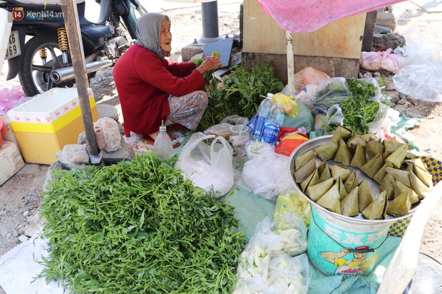 Cụ bà ngủ gục giữa cái nắng 37 độ ở Sài Gòn để bán từng bó rau: Ngoại có tới 12 đứa con nhưng ngoại đi bán vầy sống cho khỏe… - Ảnh 8.