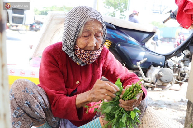 Cụ bà ngủ gục giữa cái nắng 37 độ ở Sài Gòn để bán từng bó rau: Ngoại có tới 12 đứa con nhưng ngoại đi bán vầy sống cho khỏe… - Ảnh 4.