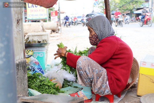 Cụ bà ngủ gục giữa cái nắng 37 độ ở Sài Gòn để bán từng bó rau: Ngoại có tới 12 đứa con nhưng ngoại đi bán vầy sống cho khỏe… - Ảnh 12.