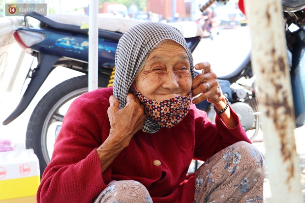 Cụ bà ngủ gục giữa cái nắng 37 độ ở Sài Gòn để bán từng bó rau: Ngoại có tới 12 đứa con nhưng ngoại đi bán vầy sống cho khỏe… - Ảnh 6.