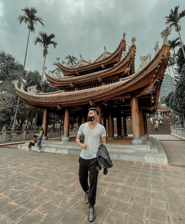 Lệ Quyên và Lâm Bảo Châu cùng nhau đi chùa đầu năm, bạn thân hé lộ hint kết hôn vào cuối năm? - Ảnh 2. Lệ Quyên và Lâm Bảo Châu cùng nhau đi chùa đầu năm, bạn thân hé lộ hint kết hôn vào cuối năm? - Ảnh 2.