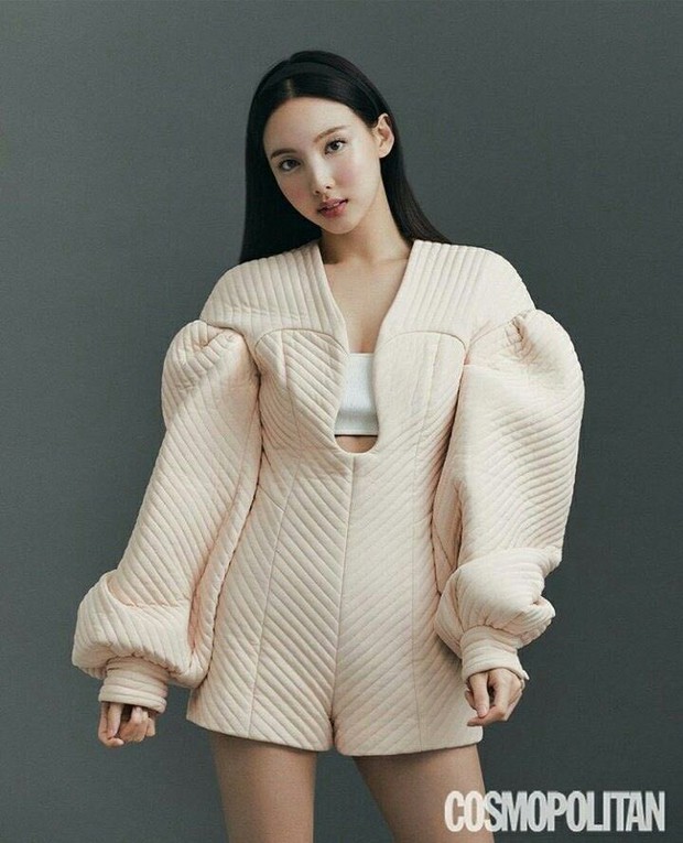 Đến lúc TWICE bỏ được mác mặc đồ hiệu như đồ chợ, tất cả là nhờ bộ ảnh lột xác 180 độ sexy của chị cả Nayeon - Ảnh 8. Đến lúc TWICE bỏ được mác mặc đồ hiệu như đồ chợ, tất cả là nhờ bộ ảnh lột xác 180 độ sexy của chị cả Nayeon - Ảnh 8.