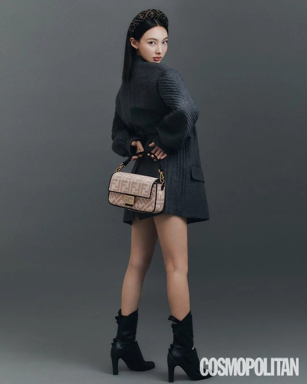 Đến lúc TWICE bỏ được mác mặc đồ hiệu như đồ chợ, tất cả là nhờ bộ ảnh lột xác 180 độ sexy của chị cả Nayeon - Ảnh 6. Đến lúc TWICE bỏ được mác mặc đồ hiệu như đồ chợ, tất cả là nhờ bộ ảnh lột xác 180 độ sexy của chị cả Nayeon - Ảnh 6.
