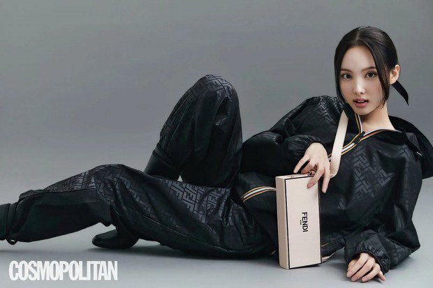Đến lúc TWICE bỏ được mác mặc đồ hiệu như đồ chợ, tất cả là nhờ bộ ảnh lột xác 180 độ sexy của chị cả Nayeon - Ảnh 5. Đến lúc TWICE bỏ được mác mặc đồ hiệu như đồ chợ, tất cả là nhờ bộ ảnh lột xác 180 độ sexy của chị cả Nayeon - Ảnh 5.