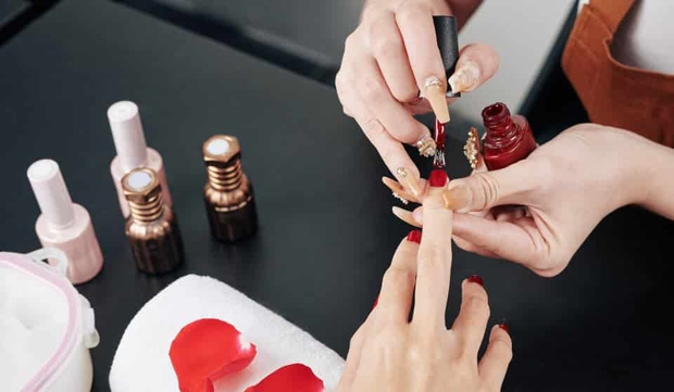 Giới siêu giàu làm nail cũng phải khác: Đính hẳn kim cương, ruby, có bộ lên tới 1 tỷ - Ảnh 1.