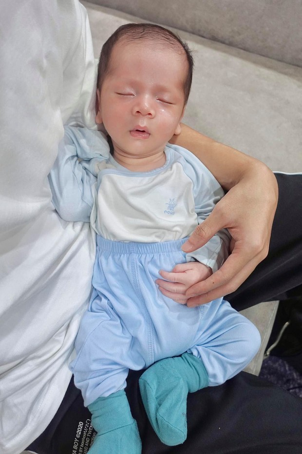 JustaTee tự hào khoe ảnh con trai giống mình y đúc, may cho vợ Trâm Anh còn vớt lại được một điểm nhầm địa chỉ - Ảnh 4. JustaTee tự hào khoe ảnh con trai giống mình y đúc, may cho vợ Trâm Anh còn vớt lại được một điểm nhầm địa chỉ - Ảnh 4.