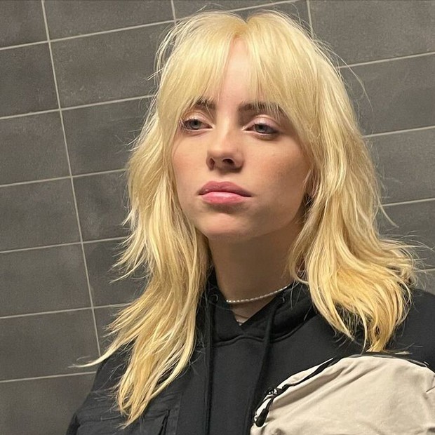 Billie Eilish vừa đổi tóc mới đã lập kỉ lục triệu tim chưa từng có trong lịch sử Instagram, đè bẹp Selena Gomez và Kylie - Ảnh 2. Billie Eilish vừa đổi tóc mới đã lập kỉ lục triệu tim chưa từng có trong lịch sử Instagram, đè bẹp Selena Gomez và Kylie - Ảnh 2.