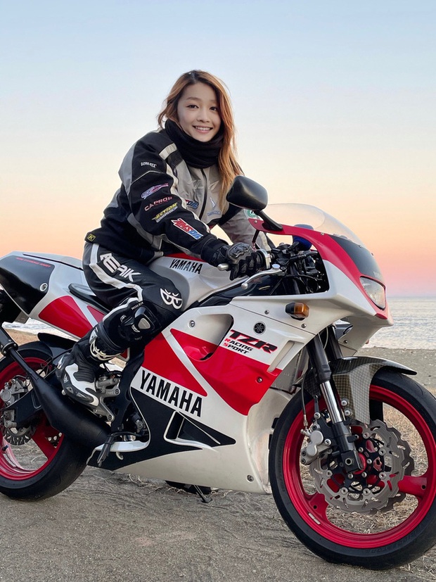 Nhật Bản: Cư dân mạng ngã ngửa với nữ biker xinh đẹp thực chất lại là 1 ông chú 50 tuổi giả gái bằng FaceApp - Ảnh 2. Nhật Bản: Cư dân mạng ngã ngửa với nữ biker xinh đẹp thực chất lại là 1 ông chú 50 tuổi giả gái bằng FaceApp - Ảnh 2.