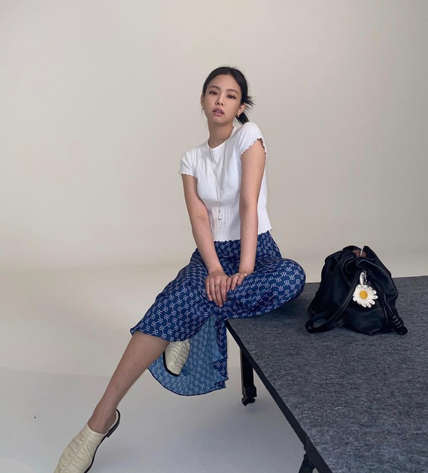 Jennie có tới 11 cách diện áo trắng, nhìn thì đơn giản nhưng biến đổi phong cách trong nháy mắt - Ảnh 3. Jennie có tới 11 cách diện áo trắng, nhìn thì đơn giản nhưng biến đổi phong cách trong nháy mắt - Ảnh 3.