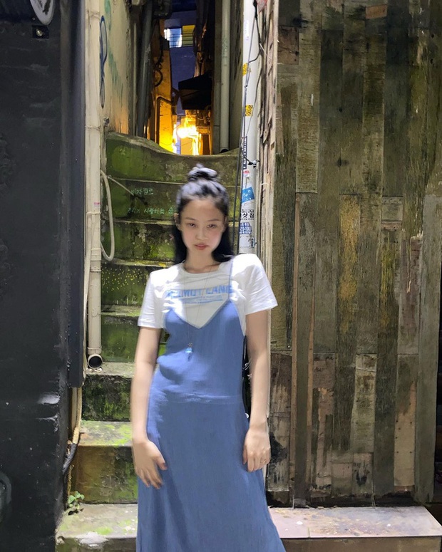 Jennie có tới 11 cách diện áo trắng, nhìn thì đơn giản nhưng biến đổi phong cách trong nháy mắt - Ảnh 4. Jennie có tới 11 cách diện áo trắng, nhìn thì đơn giản nhưng biến đổi phong cách trong nháy mắt - Ảnh 4.
