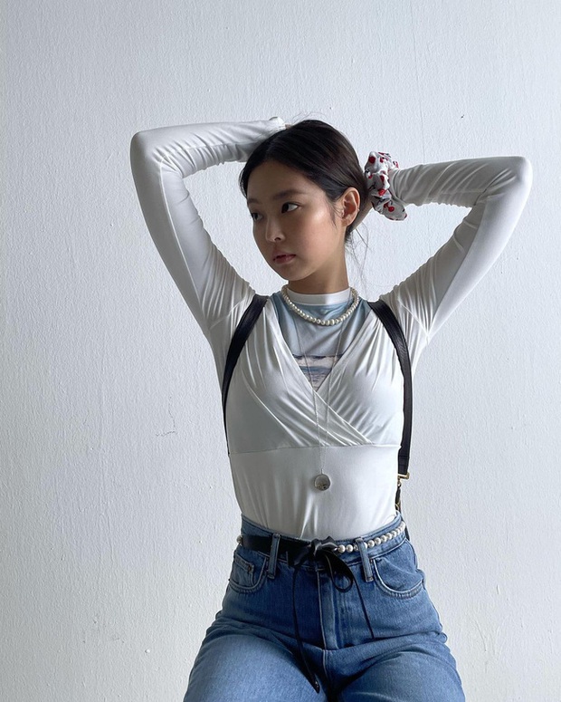Jennie có tới 11 cách diện áo trắng, nhìn thì đơn giản nhưng biến đổi phong cách trong nháy mắt - Ảnh 6. Jennie có tới 11 cách diện áo trắng, nhìn thì đơn giản nhưng biến đổi phong cách trong nháy mắt - Ảnh 6.