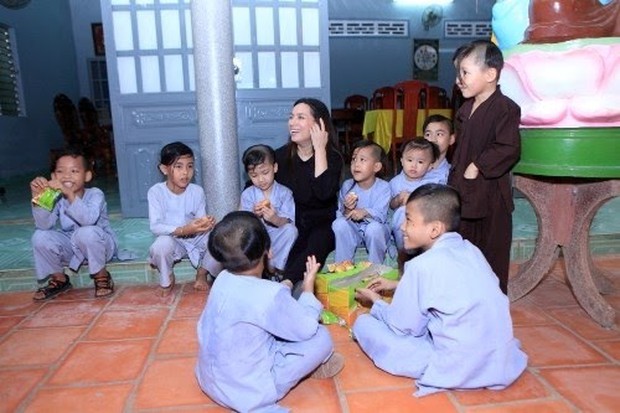 Tuổi thơ đầy cơ cực bỏ học từ năm lớp 6 làm thợ may, Phi Nhung nay giàu cỡ nào mà nuôi tận 23 người con? - Ảnh 8.