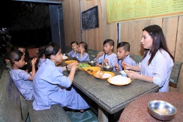Tuổi thơ đầy cơ cực bỏ học từ năm lớp 6 làm thợ may, Phi Nhung nay giàu cỡ nào mà nuôi tận 23 người con? - Ảnh 9.