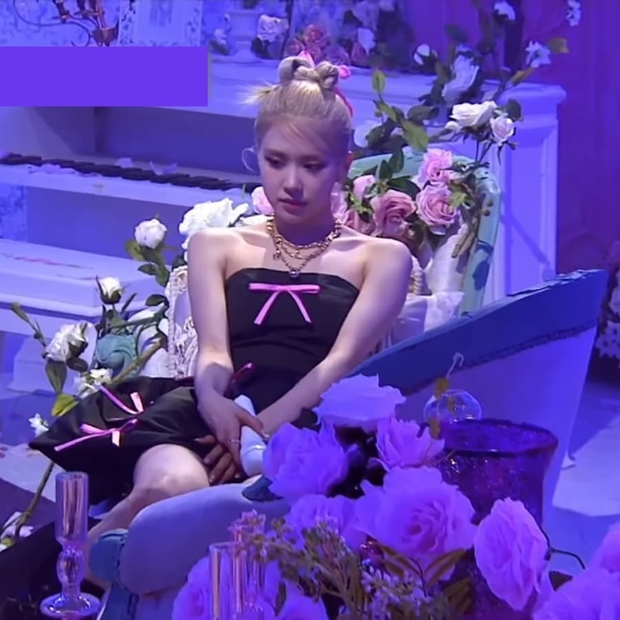 Fan lại phật lòng vì Rosé bị cho mặc đồ nhạt nhoà và giống vũ công: Stylist của BLACKPINK lụt nghề rồi! - Ảnh 9. Fan lại phật lòng vì Rosé bị cho mặc đồ nhạt nhoà và giống vũ công: Stylist của BLACKPINK lụt nghề rồi! - Ảnh 9.