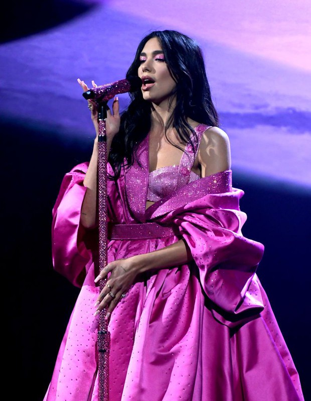 Ai rồi cũng khác: Dua Lipa mới 3 năm trước bị fan chọc quê vì lắc hông như đi chợ, giờ tự tin nhảy nhót nhìn mê luôn! - Ảnh 2.