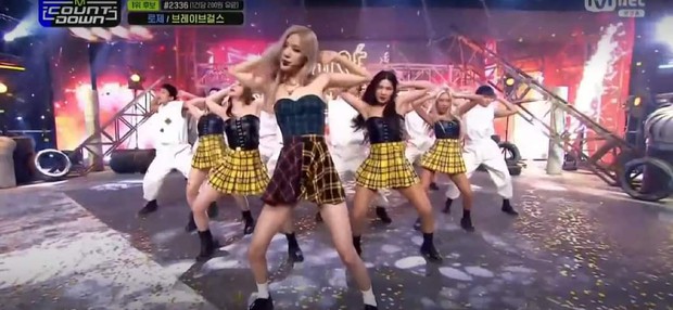 Fan lại phật lòng vì Rosé bị cho mặc đồ nhạt nhoà và giống vũ công: Stylist của BLACKPINK lụt nghề rồi! - Ảnh 4. Fan lại phật lòng vì Rosé bị cho mặc đồ nhạt nhoà và giống vũ công: Stylist của BLACKPINK lụt nghề rồi! - Ảnh 4.