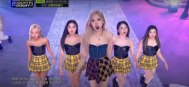 Fan lại phật lòng vì Rosé bị cho mặc đồ nhạt nhoà và giống vũ công: Stylist của BLACKPINK lụt nghề rồi! - Ảnh 5. Fan lại phật lòng vì Rosé bị cho mặc đồ nhạt nhoà và giống vũ công: Stylist của BLACKPINK lụt nghề rồi! - Ảnh 5.
