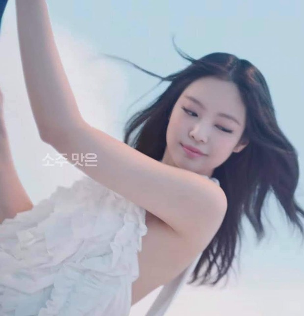 Jennie (BLACKPINK) đốn tim fan qua quảng cáo mới: Uống nhầm 1 ánh mắt, cơn say theo cả đời là đây! - Ảnh 7.