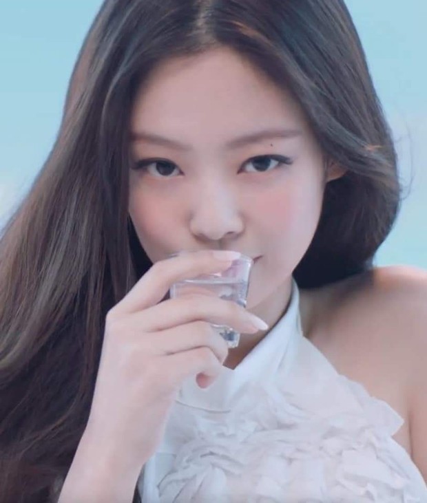 Jennie (BLACKPINK) đốn tim fan qua quảng cáo mới: Uống nhầm 1 ánh mắt, cơn say theo cả đời là đây! - Ảnh 8.