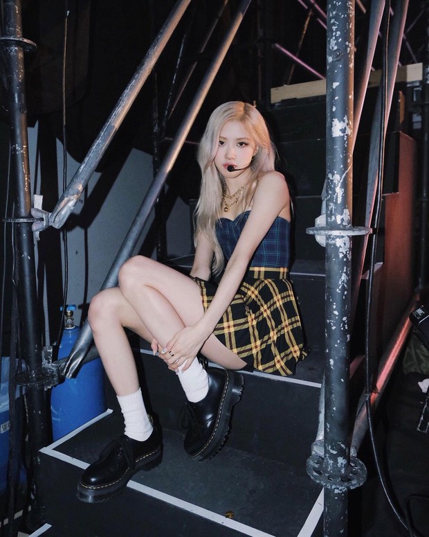 Fan lại phật lòng vì Rosé bị cho mặc đồ nhạt nhoà và giống vũ công: Stylist của BLACKPINK lụt nghề rồi! - Ảnh 1. Fan lại phật lòng vì Rosé bị cho mặc đồ nhạt nhoà và giống vũ công: Stylist của BLACKPINK lụt nghề rồi! - Ảnh 1.