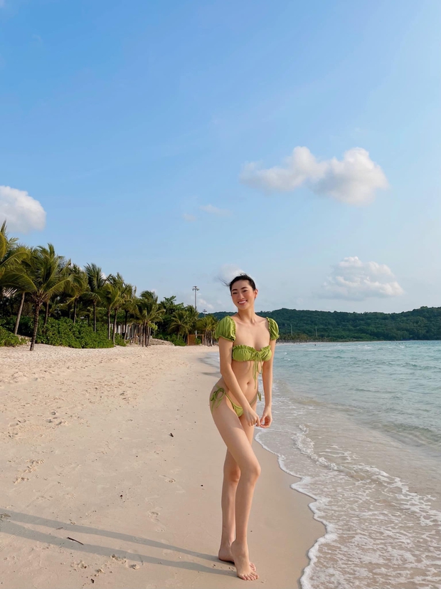 Sắp hết nhiệm kỳ, Hoa hậu Lương Thuỳ Linh khoe ảnh bikini: Đôi chân 1m22 dài miên man, level sexy tăng vụt - Ảnh 3. Sắp hết nhiệm kỳ, Hoa hậu Lương Thuỳ Linh khoe ảnh bikini: Đôi chân 1m22 dài miên man, level sexy tăng vụt - Ảnh 3.