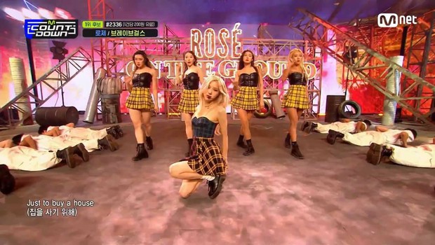 Fan kêu trời vì Rosé chìm nghỉm bên cạnh dàn dancer của mình, tưởng đâu bỏ BLACKPINK debut trong nhóm nhạc mới rồi? - Ảnh 4. Fan kêu trời vì Rosé chìm nghỉm bên cạnh dàn dancer của mình, tưởng đâu bỏ BLACKPINK debut trong nhóm nhạc mới rồi? - Ảnh 4.