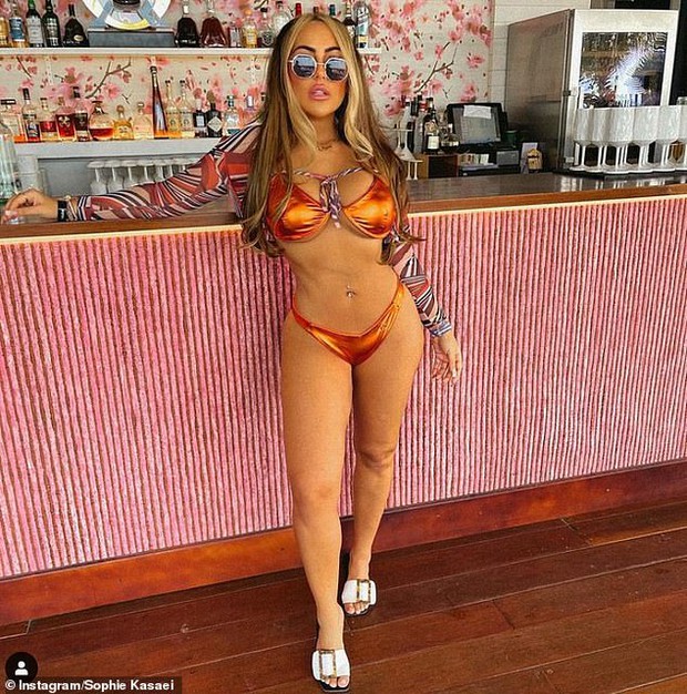 Khi body ép chín của Kylie Jenner thành trend: Loạt sao nữ cố copy, từ khuôn hông đến cách kéo bikini khoe vòng 3 hết cỡ - Ảnh 13. Khi body ép chín của Kylie Jenner thành trend: Loạt sao nữ cố copy, từ khuôn hông đến cách kéo bikini khoe vòng 3 hết cỡ - Ảnh 13.