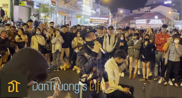Đan Trường ra vẻ giấu mặt đi hát rong ở chợ đêm Đà Lạt, tưởng không ai nhận ra nhưng hát ngay câu đầu tiên đã lộ rồi! - Ảnh 3. Đan Trường ra vẻ giấu mặt đi hát rong ở chợ đêm Đà Lạt, tưởng không ai nhận ra nhưng hát ngay câu đầu tiên đã lộ rồi! - Ảnh 3.