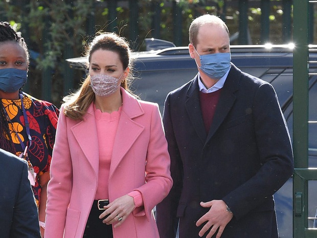 Hành động làm tan chảy trái tim người hâm mộ của Hoàng tử William dành cho Công nương Kate sau khi bị Meghan réo tên - Ảnh 2. Hành động làm tan chảy trái tim người hâm mộ của Hoàng tử William dành cho Công nương Kate sau khi bị Meghan réo tên - Ảnh 2.