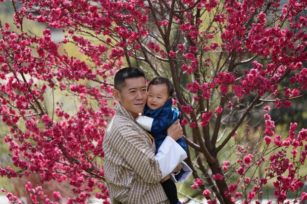Khoe ảnh gia đình đẹp ngất ngây nhân dịp con trai út tròn 1 tuổi, Hoàng hậu Bhutan lại khiến vạn người mê đắm bởi nhan sắc lên hương - Ảnh 2. Khoe ảnh gia đình đẹp ngất ngây nhân dịp con trai út tròn 1 tuổi, Hoàng hậu Bhutan lại khiến vạn người mê đắm bởi nhan sắc lên hương - Ảnh 2.