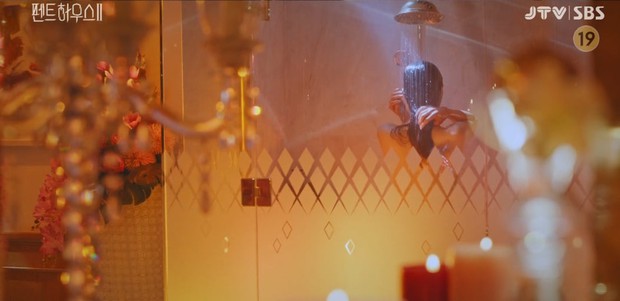 Hình xăm cánh bướm lạc trôi, bà cả Su Ryeon thực sự còn sống ở Penthouse 2? - Ảnh 10. Hình xăm cánh bướm lạc trôi, bà cả Su Ryeon thực sự còn sống ở Penthouse 2? - Ảnh 10.