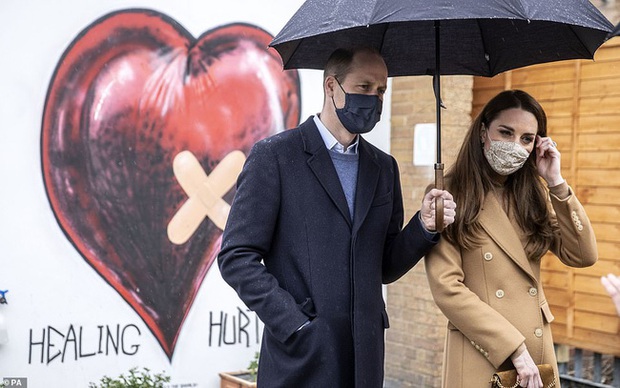 Hành động làm tan chảy trái tim người hâm mộ của Hoàng tử William dành cho Công nương Kate sau khi bị Meghan réo tên - Ảnh 3. Hành động làm tan chảy trái tim người hâm mộ của Hoàng tử William dành cho Công nương Kate sau khi bị Meghan réo tên - Ảnh 3.