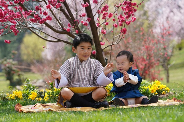 Khoe ảnh gia đình đẹp ngất ngây nhân dịp con trai út tròn 1 tuổi, Hoàng hậu Bhutan lại khiến vạn người mê đắm bởi nhan sắc lên hương - Ảnh 3. Khoe ảnh gia đình đẹp ngất ngây nhân dịp con trai út tròn 1 tuổi, Hoàng hậu Bhutan lại khiến vạn người mê đắm bởi nhan sắc lên hương - Ảnh 3.