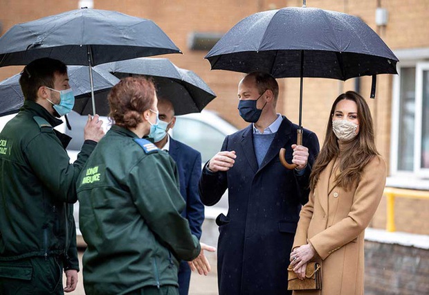 Hành động làm tan chảy trái tim người hâm mộ của Hoàng tử William dành cho Công nương Kate sau khi bị Meghan réo tên - Ảnh 4. Hành động làm tan chảy trái tim người hâm mộ của Hoàng tử William dành cho Công nương Kate sau khi bị Meghan réo tên - Ảnh 4.