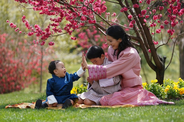 Khoe ảnh gia đình đẹp ngất ngây nhân dịp con trai út tròn 1 tuổi, Hoàng hậu Bhutan lại khiến vạn người mê đắm bởi nhan sắc lên hương - Ảnh 4. Khoe ảnh gia đình đẹp ngất ngây nhân dịp con trai út tròn 1 tuổi, Hoàng hậu Bhutan lại khiến vạn người mê đắm bởi nhan sắc lên hương - Ảnh 4.