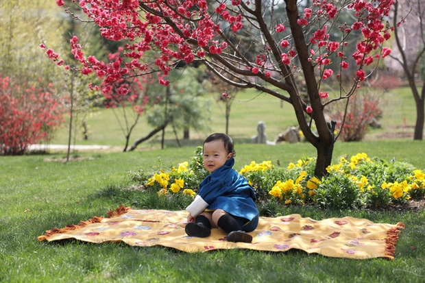 Khoe ảnh gia đình đẹp ngất ngây nhân dịp con trai út tròn 1 tuổi, Hoàng hậu Bhutan lại khiến vạn người mê đắm bởi nhan sắc lên hương - Ảnh 5. Khoe ảnh gia đình đẹp ngất ngây nhân dịp con trai út tròn 1 tuổi, Hoàng hậu Bhutan lại khiến vạn người mê đắm bởi nhan sắc lên hương - Ảnh 5.