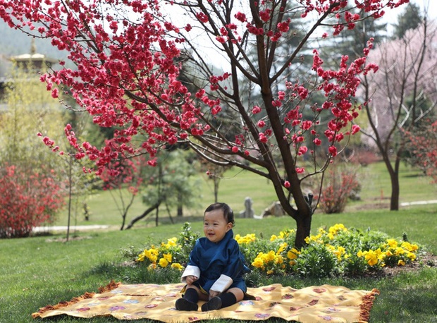Khoe ảnh gia đình đẹp ngất ngây nhân dịp con trai út tròn 1 tuổi, Hoàng hậu Bhutan lại khiến vạn người mê đắm bởi nhan sắc lên hương - Ảnh 6. Khoe ảnh gia đình đẹp ngất ngây nhân dịp con trai út tròn 1 tuổi, Hoàng hậu Bhutan lại khiến vạn người mê đắm bởi nhan sắc lên hương - Ảnh 6.