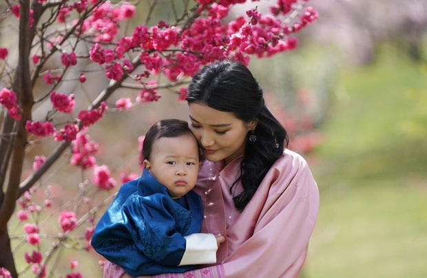 Khoe ảnh gia đình đẹp ngất ngây nhân dịp con trai út tròn 1 tuổi, Hoàng hậu Bhutan lại khiến vạn người mê đắm bởi nhan sắc lên hương - Ảnh 7. Khoe ảnh gia đình đẹp ngất ngây nhân dịp con trai út tròn 1 tuổi, Hoàng hậu Bhutan lại khiến vạn người mê đắm bởi nhan sắc lên hương - Ảnh 7.