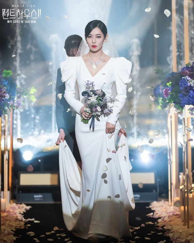 Ác nữ Penthouse Kim So Yeon gây bão trong ảnh đám cưới tối nay: Mặt như đâm lê nhưng nhan sắc đúng là mê chữ ê kéo dài - Ảnh 2. Ác nữ Penthouse Kim So Yeon gây bão trong ảnh đám cưới tối nay: Mặt như đâm lê nhưng nhan sắc đúng là mê chữ ê kéo dài - Ảnh 2.