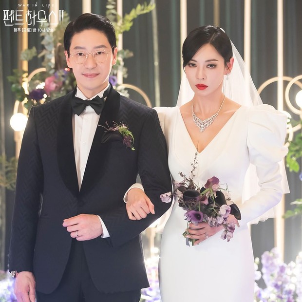 Ác nữ Penthouse Kim So Yeon gây bão trong ảnh đám cưới tối nay: Mặt như đâm lê nhưng nhan sắc đúng là mê chữ ê kéo dài - Ảnh 5. Ác nữ Penthouse Kim So Yeon gây bão trong ảnh đám cưới tối nay: Mặt như đâm lê nhưng nhan sắc đúng là mê chữ ê kéo dài - Ảnh 5.
