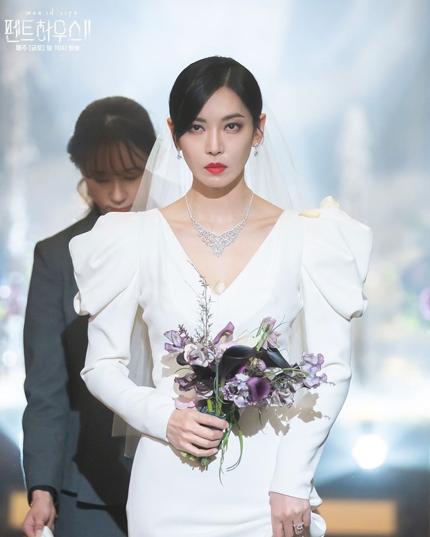 Ác nữ Penthouse Kim So Yeon gây bão trong ảnh đám cưới tối nay: Mặt như đâm lê nhưng nhan sắc đúng là mê chữ ê kéo dài - Ảnh 3. Ác nữ Penthouse Kim So Yeon gây bão trong ảnh đám cưới tối nay: Mặt như đâm lê nhưng nhan sắc đúng là mê chữ ê kéo dài - Ảnh 3.