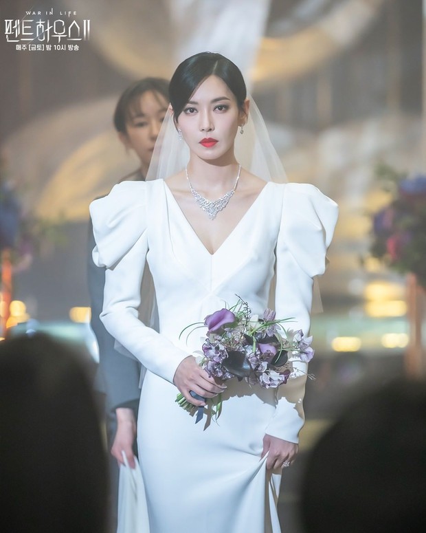 Ác nữ Penthouse Kim So Yeon gây bão trong ảnh đám cưới tối nay: Mặt như đâm lê nhưng nhan sắc đúng là mê chữ ê kéo dài - Ảnh 4. Ác nữ Penthouse Kim So Yeon gây bão trong ảnh đám cưới tối nay: Mặt như đâm lê nhưng nhan sắc đúng là mê chữ ê kéo dài - Ảnh 4.
