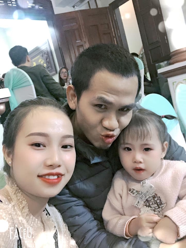 Biểu cảm hạnh phúc của “người hùng” Nguyễn Ngọc Mạnh khi được vợ thưởng áo mới hút 6,6 triệu views - Ảnh 3. Biểu cảm hạnh phúc của “người hùng” Nguyễn Ngọc Mạnh khi được vợ thưởng áo mới hút 6,6 triệu views - Ảnh 3.