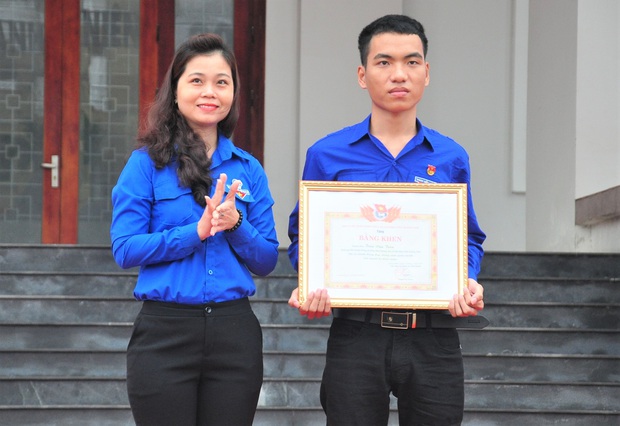 Tặng bằng khen cho người hùng lao xuống biển cứu 3 học sinh thoát chết - Ảnh 1.