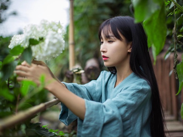 Tiên nữ đồng quê Lý Tử Thất sau 5 năm: Không sợ bị thay thế, không còn thức khuya để edit video như ngày xưa - Ảnh 1. Tiên nữ đồng quê Lý Tử Thất sau 5 năm: Không sợ bị thay thế, không còn thức khuya để edit video như ngày xưa - Ảnh 1.