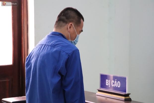 Thầy giáo dâm ô 4 nam sinh THCS khóc nức nở khi bị tuyên án 7 năm tù, bố mẹ nạn nhân bức xúc đòi kháng cáo - Ảnh 2.