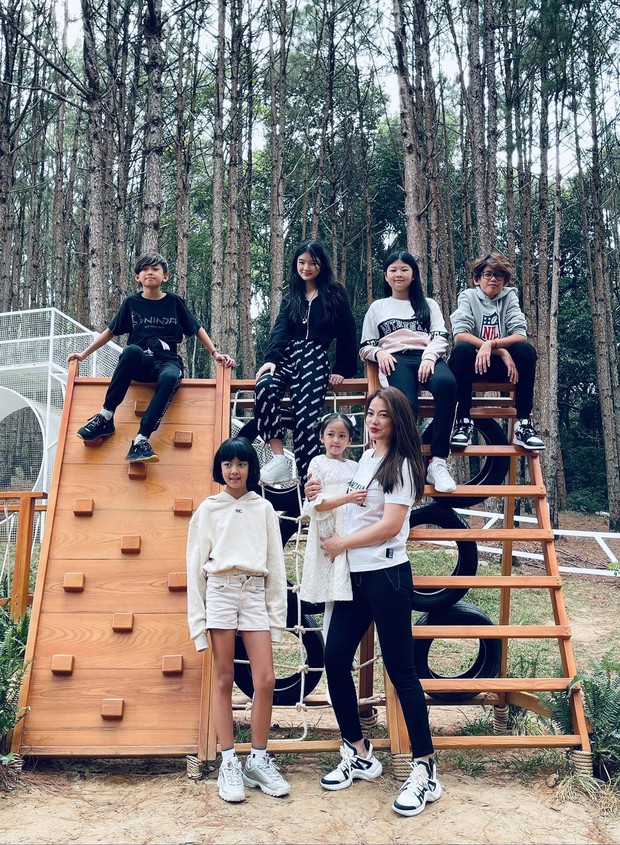 Khi con của Hoa hậu, diễn viên đứng chung khung hình: Ai cũng hưởng trọn visual đỉnh cao từ bố mẹ, bonus thêm chân dài miên man - Ảnh 1.